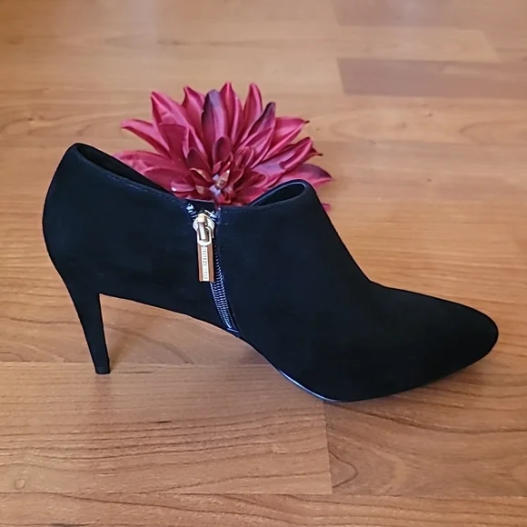 KARL LAGERFELD PARIS Black Suede Leather Mishka Ankle Boot Size 10 - Picture 4 of 6